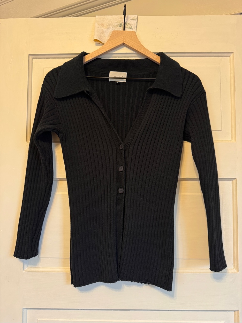ALOHAS Black Ribbed V-Neck Button-Front Sweater